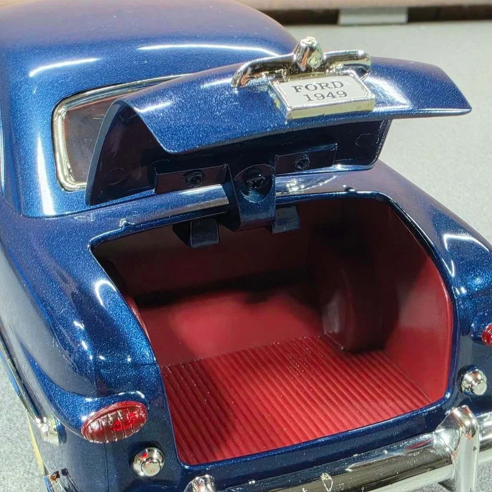 Ford 1949 Custom Coupe Diecast Model 1:18 Mira Solido Excellent Metallic
